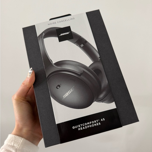 Bose QuietComfort 45 Wireless Noise Cancelling Headphones - Picture 4 of 5